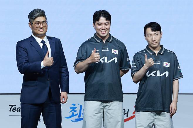 아시안게임 한국 e스포츠 첫 금메달의 주인공이 된 김관우(맨 오른쪽). 연합뉴스