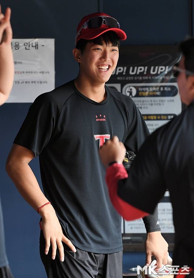 항저우 아시안게임 대표팀 최종 명단 발표 당일 환하게 미소 지었던 이의리. 사진=천정환 기자