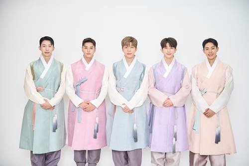 유키스가 민족 대명절 추석을 맞이해 한복 단체 사진을 공개했다. 사진=탱고뮤직