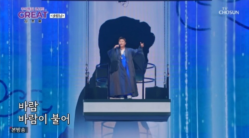 Singer Kim Ho-joong has Zen mastered a special Chuseok gift for fans.On the afternoon of the afternoon of the 28th, Chuseok Special Concert  ⁇  GREAT Kim Ho-joong  ⁇  was broadcast on TV. ⁇  GREAT Kim Ho-joong is a program that shows performances held at Kyunghee University Peace Hall on the 2nd, and presented Kim Ho-joongs soulful voice with Medley, a famous song of emotion and joy.Then, I would like to express my sincere gratitude to the audience for the Korean New Year holidays and Chuseok, and I would like to say hello to Chuseok.Kim Ho-joong added, I am happy to have the best moonlight in the fall, and I am happy to be together. Kim Ho-joong predicted the next stage to shine brightly and warmly.The atmosphere was heated up with a dynamic stage with  ⁇  Tess!  ⁇ .We implemented a large scale stage with special devices that float in the air, and added additional images with computer graphics to make it fun to watch on the air.