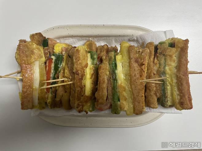 캔햄으로 만든 산적꼬치들. 왼쪽부터 식물성 캔햄인 동원 F&B의 마이플랜트 오리지널, 풀무원의 식물성 지구식단 LIKE(라이크) 런천미트, 신세계푸드의 베러미트 식물성 런천캔을 사용한 산적꼬치. 맨 오른쪽은 돼지고기가 함유된 CJ제일제당의 스팸 클래식을 사용한 산적꼬치다. 전새날 기자