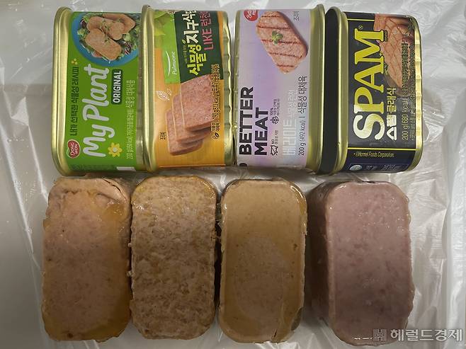캔햄 비교. 왼쪽부터 식물성 캔햄인 동원 F&B의 마이플랜트 오리지널, 풀무원의 식물성 지구식단 LIKE(라이크) 런천미트, 신세계푸드의 베러미트 식물성 런천캔. 맨 오른쪽은 돼지고기가 함유된 CJ제일제당의 스팸 클래식 모습이다. 전새날 기자