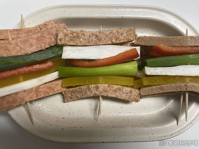 식물성 캔햄으로 만든 산적꼬치들. 왼쪽부터 각각 동원 F&B의 마이플랜트 오리지널, 풀무원의 식물성 지구식단 LIKE(라이크) 런천미트, 신세계푸드의 베러미트 식물성 런천캔을 사용했다. 전새날 기자