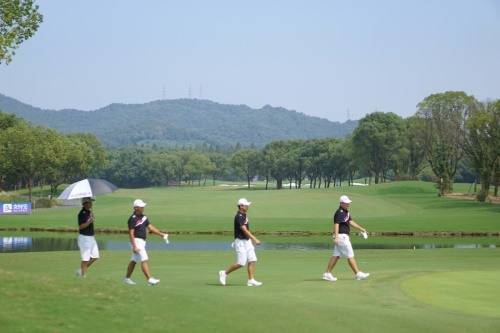 대회 개막 하루 전 함께 연습라운드를 하고 있는 남자대표팀 선수들. [사진=대한골프협회 제공]