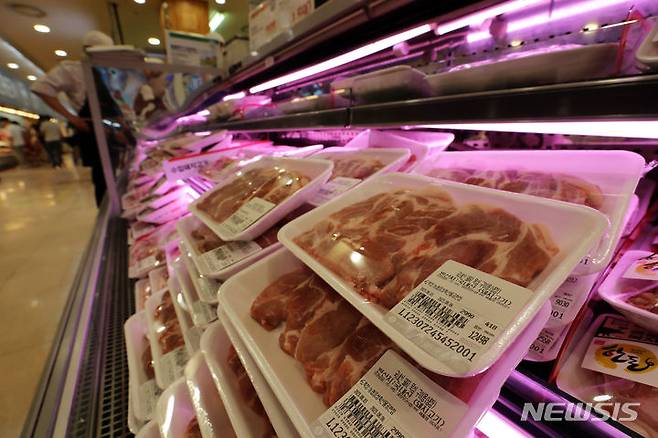[서울=뉴시스] 서울시내 한 대형마트에 돼지고기가 진열돼 있다. (사진=뉴시스 DB). photo@newsis.com