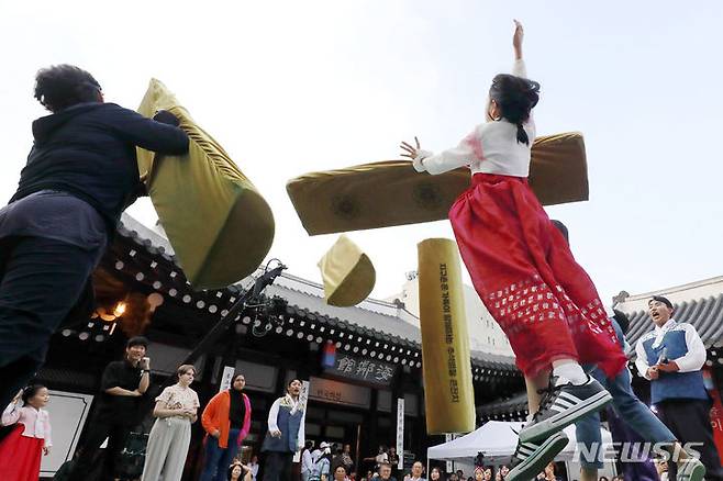 [서울=뉴시스] 최동준 기자 = 28일 서울 중구 한국의 집에서 열린 추석명절 큰잔치에 참가한 시민들과 외국인들이 윷놀이 대회를 즐기고 있다. 2023.09.28. photocdj@newsis.com