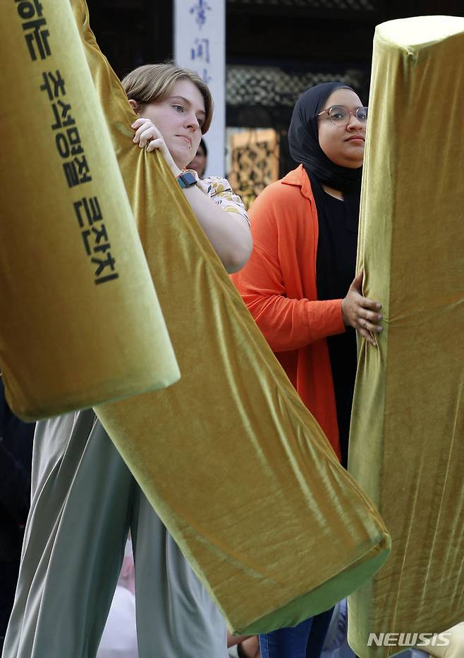 [서울=뉴시스] 최동준 기자 = 28일 서울 중구 한국의 집에서 열린 추석명절 큰잔치에 참가한 외국인들이 윷놀이 대회를 즐기고 있다. 2023.09.28. photocdj@newsis.com