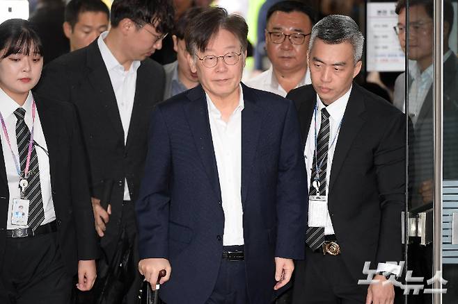 이재명 더불어민주당 대표가 26일 서울중앙지법에서 열린 영장실질심사에 출석하고 있다. 박종민 기자