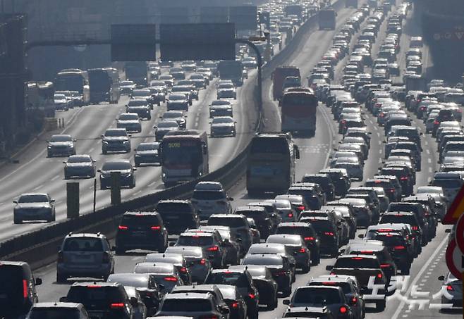 본격적인 귀성행렬이 시작된 23일 오후 서울 서초구 경부고속도로 잠원IC 부근이 귀성 차량들로 정체를 빚고 있다. 류영주 기자