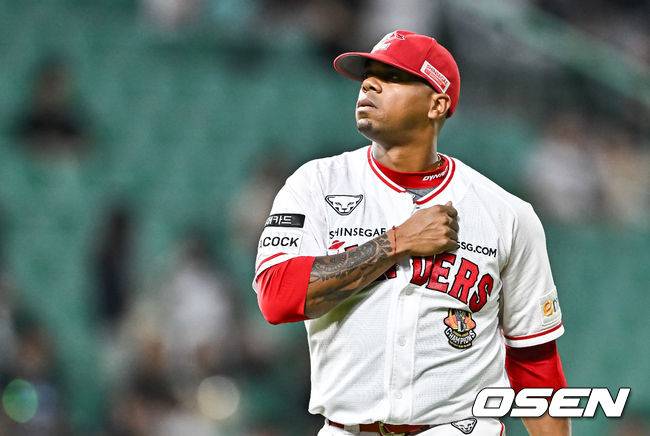 [OSEN=문학, 박준형 기자] 27일 오후 인천 SSG랜더스필드에서 2023 신한은행 SOL KBO리그 SSG 랜더스와 두산 베어스의 더블헤더 2차전이 진행됐다.5회초 이닝종료 후 SSG 엘리아스 선발투수가 세리머니를 하며 마운드를 내려가고 있다. 2023.09.27  / soul1014@osen.co.kr