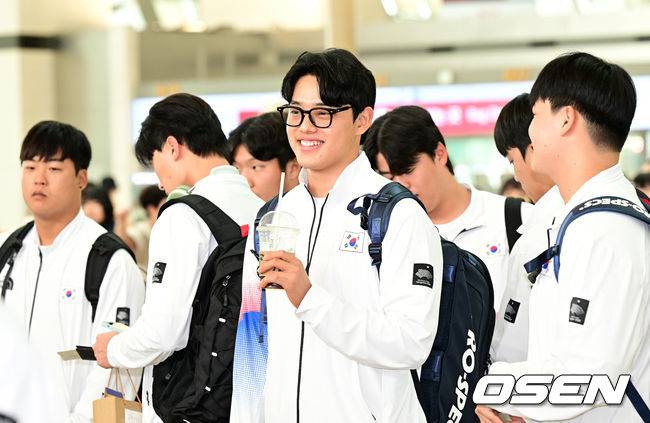 [OSEN=인천공항, 지형준 기자]대표팀 문동주가 동료선수들과 출국 수속을 준비하고 있다. 2023.09.28 /jpnews@osen.co.kr
