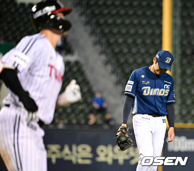 [OSEN=잠실, 지형준 기자] 22일 오후 서울 잠실야구장에서 ‘2023 신한은행 SOL KBO리그’ LG 트윈스와 NC 다이노스의 경기가 열렸다.4회말 2사에서 NC 구창모가 LG 홍창기에 우전안타를 허용하며 아쉬워하고 있다. 2023.09.22 /jpnews@osen.co.kr