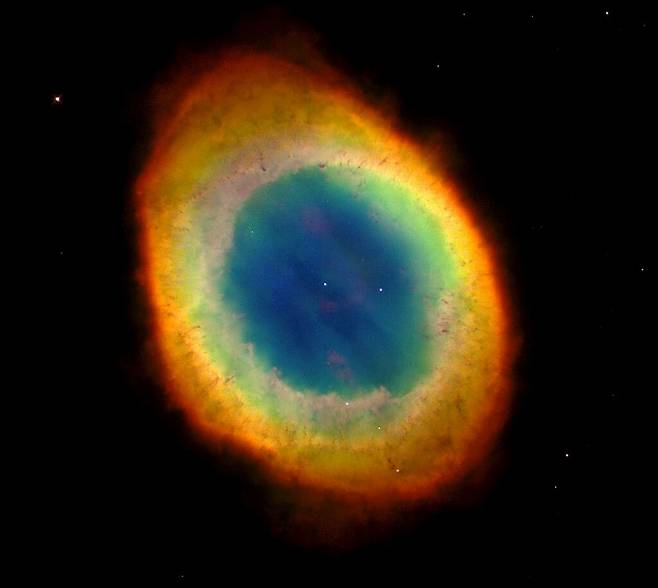 고리성운 M 57. 거문고자리의 행성상 성운으로, 가운데 백색왜성이 보인다. 70억 년 후 태양의 모습이 이럴 것이다.(출처/NASA)