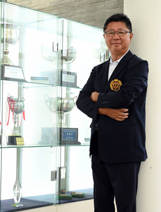 대한골프협회 내 박물관에서 포즈를 취한 강형모 회장.