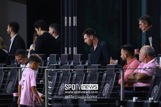 ▲ 뛰지 못하고 관중석에서 경기를 보는 메시