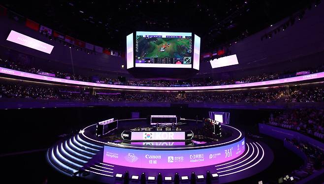 ▲ 28일 중국과 한국의 경기가 열린 항저우 e스포츠센터는 4500석이 매진됐다. ⓒ연합뉴스