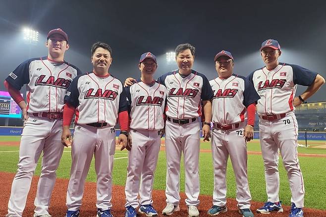 ▲ 라오스의 아시안게임 야구 예선 첫 승을 이끈 이만수 전 감독과 한국인 지도자들. ⓒ 헐크파운데이션