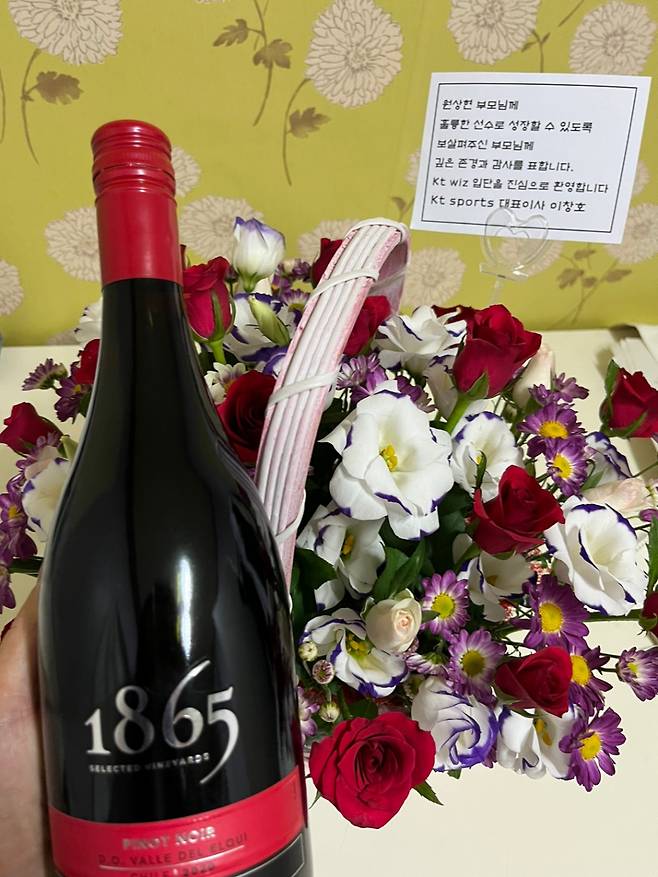KT 스포츠가 선물한 와인과 꽃의 모습. /사진=KT 위즈 제공