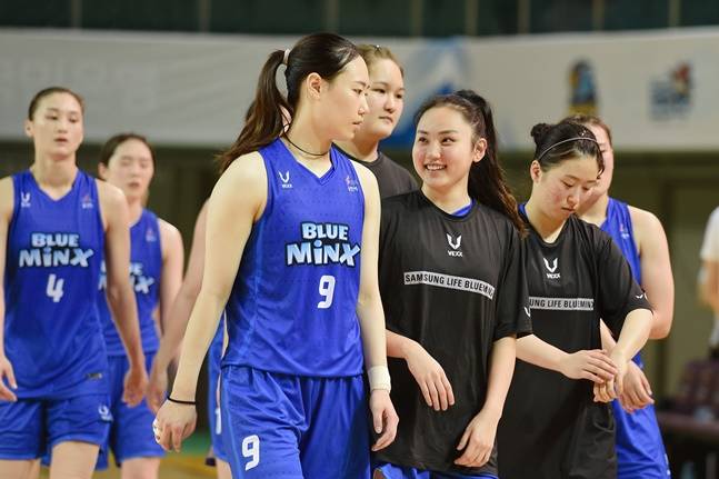 박혜미(왼쪽 3번째)와 삼성생명 시절의 최서연(오른쪽 3번째). /사진=WKBL