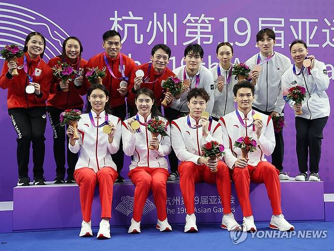 수영 혼성 혼계영 400m 동메달 (항저우=연합뉴스) 이지은 기자 = 27일 중국 항저우 올림픽 스포츠센터 수영장에서 열린 2022 항저우 아시안게임 수영 혼성 혼계영 400m에서 동메달을 따낸 한국 선수들이 시상대에 올라 기념 촬영하고 있다. 2023.9.27 jieunlee@yna.co.kr