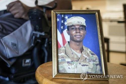 자진 월북 71일만에 풀려난 주한미군 병사  7월 19일 위스콘신주 커노샤에서 킹의 할아버지가 킹의 사진 옆에서 인터뷰하는 모습. [AP.연합뉴스.자료사진] 2023.08.16