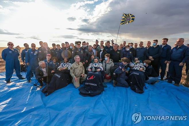 기념 촬영하는 우주비행사들과 구조대원 [AFP=연합뉴스 자료사진. 재판매 및 DB 금지]