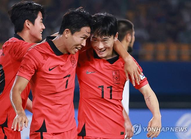 정우영, 엄원상과 함께 (진화[중국]=연합뉴스) 홍해인 기자 = 27일 중국 저장성 진화 스포츠센터 스타디움에서 열린 2022 항저우 아시안게임 남자축구 16강전 대한민국과 키르기스스탄의 경기. 
    대한민국 정우영이 두 번째 골을 넣은 뒤 엄원상과 어깨동무를 한 채 기뻐하고 있다. 2023.9.27 hihong@yna.co.kr