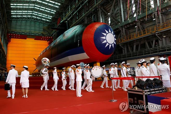 대만의 첫 자국산 잠수함 '하이쿤' Members of the navy band walk past Haikun, Taiwan's first domestically built submarine, after its launching ceremony in Kaohsiung, Taiwan September 28, 2023. REUTERS/Carlos Garcia Rawlins