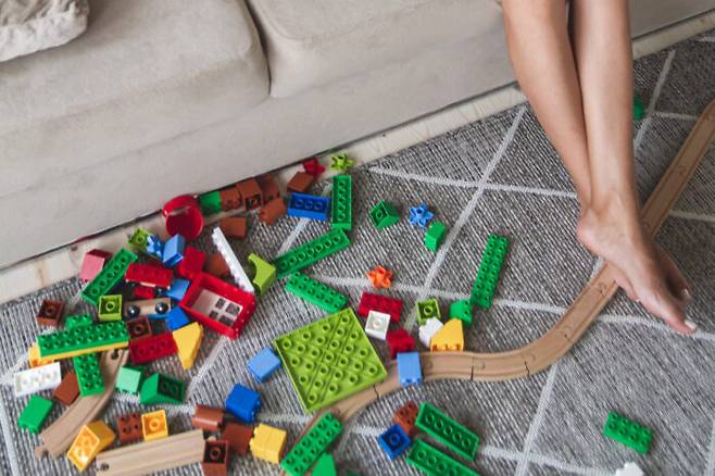 레고 블록을 밟으면 경악 소리가 날 정도로 통증이 큰 이유는 뭘까. [사진=게티이미지뱅크]