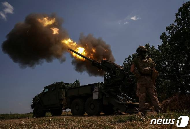 5일(현지시간) 우크라이나 도네츠크 바흐무트에서 병사가 러시아 군을 향해 2S22 보다나 자주 곡사포를 발사하고 있다. 2023.7.6 ⓒ 로이터=뉴스1 ⓒ News1 우동명 기자