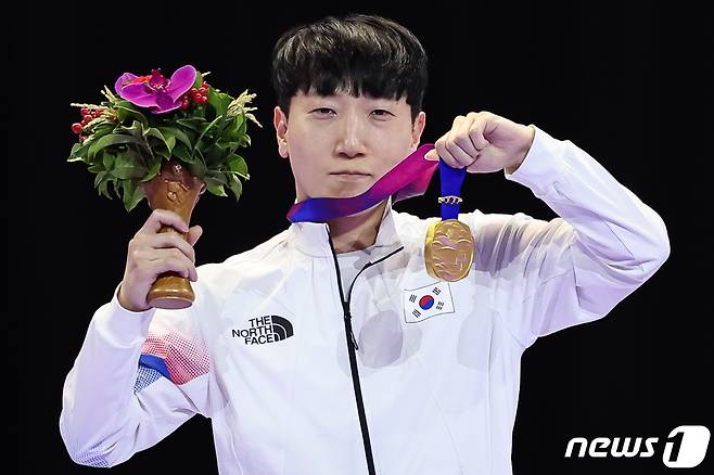 김관우가 28일 중국 항저우 베이징위안 생태공원 내 e스포츠 주경기장에서 열린 2022 항저우 아시안게임 '스트리트 파이터V' 시상식에서 금메달을 들어보이고 있다. 2023.9.28/뉴스1 ⓒ News1 유승관 기자