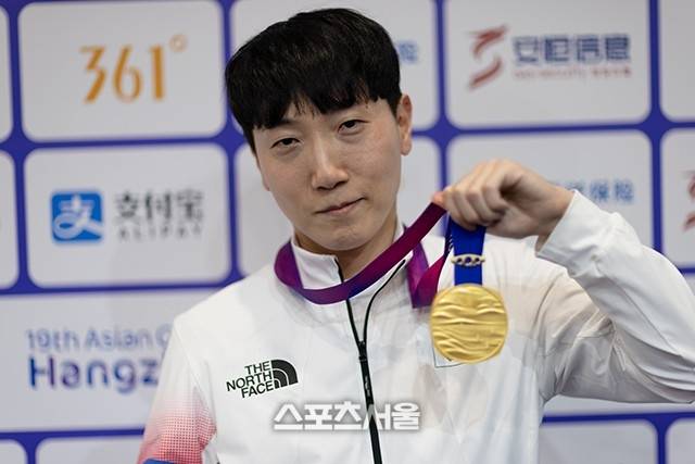 김관우가 항저우 아시안게임 e스포츠 ‘스트리트파이터5’ 종목에서 금메달을 따낸 후 포즈를 취했다. 사진 | 공동취재단