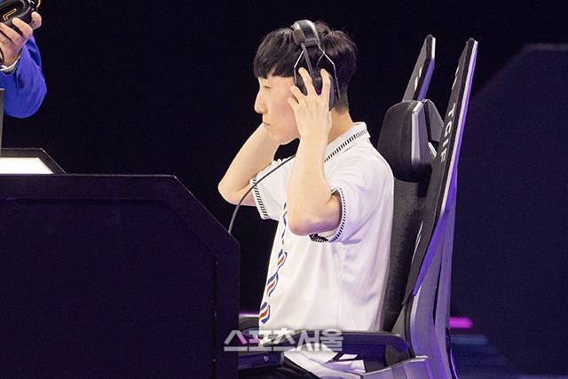 김관우가 27일 중국 항저우 e스포츠센터에서 열린 대회 e스포츠 ‘스트리트파이터5’ 종목 승자조 결승에 임하고 있다. 사진 | 공동취재단