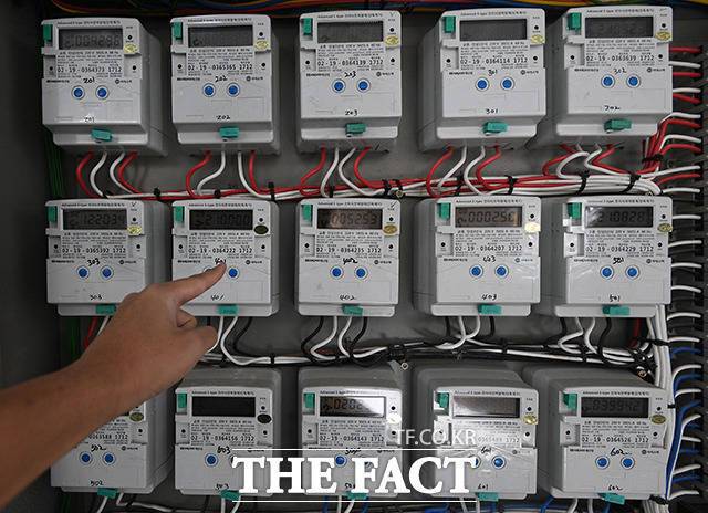 전력당국은 연료비조정단가, 한전의 누적 적자, 물가 등의 상황을 종합적으로 고려해 전기요금 인상의 시기·폭 등을 결정할 것으로 알려졌다./더팩트DB