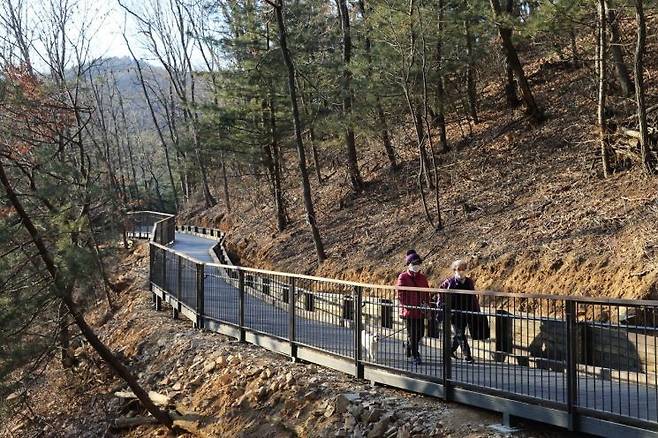 만수산 무장애 숲길 구간의 목재형 데크길을 나란히 걷고 있는 어르신들. 산림청 제공