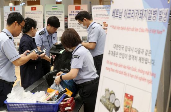 인천국제공항 2터미널 입국장에서 농림축산검역본부와 인천본부세관 직원들이 여행객들의 휴대품을 검역하고 있다./영종도=김현민 기자 kimhyun81@