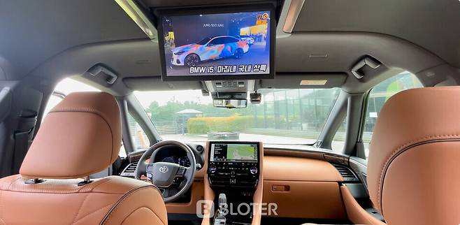 토요타 알파드에 탑재된 14인치 크기의 2열 디스플레이로 블로터 자동차 영상 채널 '카미경'이 실행되는 모습 (사진=조재환 기자)