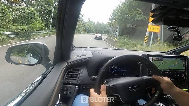 운전석 기준에서 바라본 토요타 알파드의 시야는 넓지만, 가속시 엔진음이 크게 들려오는 것이 아쉽다 (사진=조재환 기자)