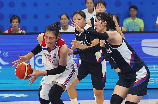 한국 女 농구, 205cm 장신 센터 박진아 앞세운 북한 잡았다