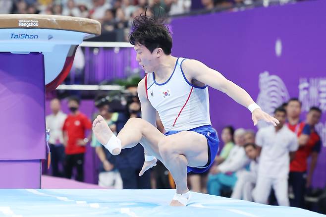 29일 오후 중국 항저우 황롱스포츠센터 체육관에서 열린 2022 항저우 아시안게임 기계체조 남자 개인종목별 결승 경기에서 대한민국 신재환이 도마 연기를 선보이던 중 착지 실수를 하고 있다./뉴스1