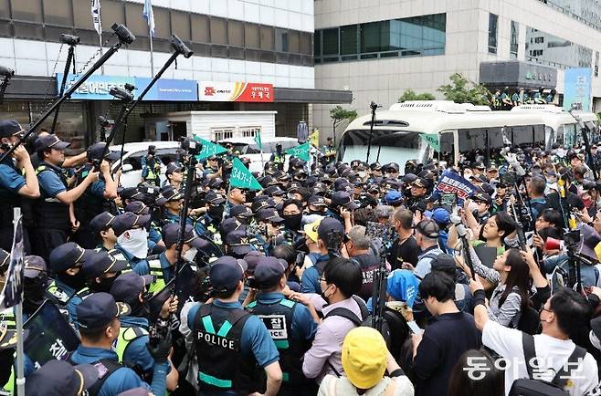 이재명 대표 체포동의안이 가결된 21일 오후 서울 여의도 더불어민주당사 앞에 지지자들이 몰려있다. 양회성 기자 yohan@donga.com