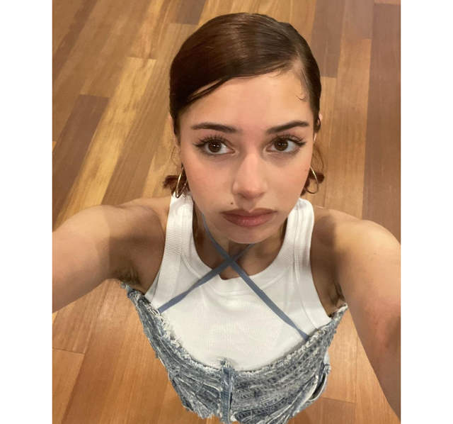 오드리는 개인 SNS에서 겨드랑이 털을 제모하지 않은 모습이 담긴 사진을 게재하며 당당한 매력을 뽐냈다. 오드리 SNS