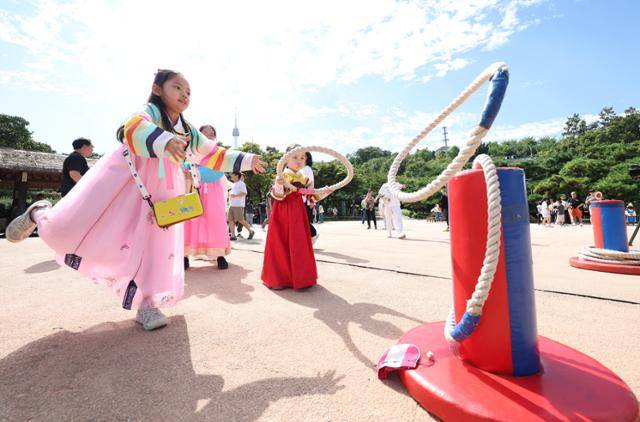 추석인 29일 서울 중구 남산골한옥마을에서 열린 2023 남산골 한가위 축제 추우석에서 어린이들이 전통놀이 체험을 하고 있다. 뉴스1