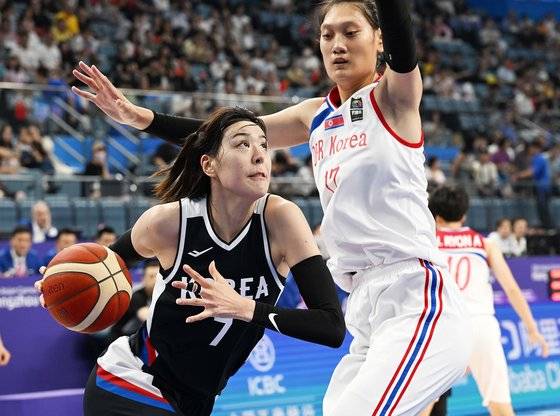 골밑 돌파를 시도하는 한국의 에이스 박지수(왼쪽). 장진영 기자