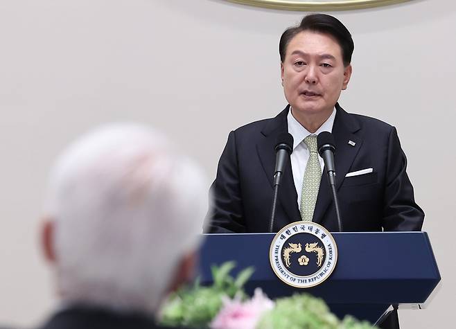 윤석열 대통령이 29일 청와대 영빈관에서 열린 원폭 피해 동포 오찬 간담회에서 환영사를 하고 있다 / 사진 = 연합뉴스
