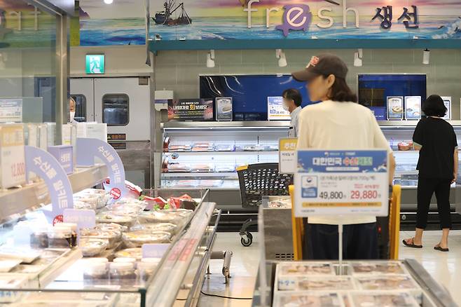 수산물 고르는 시민들 [제공=연합뉴스]