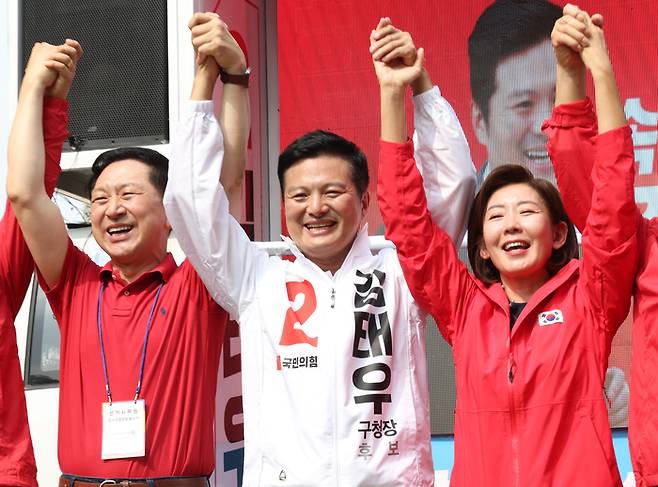 국민의힘 김태우 강서구청장 보궐선거 후보의 선거대책위원회가 28일 오전 발산역 인근에서 연 선대위 출정식에서 참가자들이 손을 들어올리고 있다. 왼쪽부터 김기현 대표, 김태우 후보, 나경원 전 의원. [사진출처 = 연합뉴스]