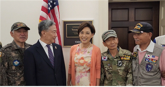 이화종(왼쪽 2번째) 대한민국월남전참전자회 회장 및  미국 거주 참전 회원들이 지난 지난 12∼15일  캘리포니아주 연방 하원의원인 한국계 영김(가운데) 의원등 미국 상·하원 의원들을 만나  ‘S. 2648(한국군 지위향상을 위한 법안)’ 통과 등을 위한 협조를 요청했다고 참전자회가 밝혔다. 월남전참전자회 제공