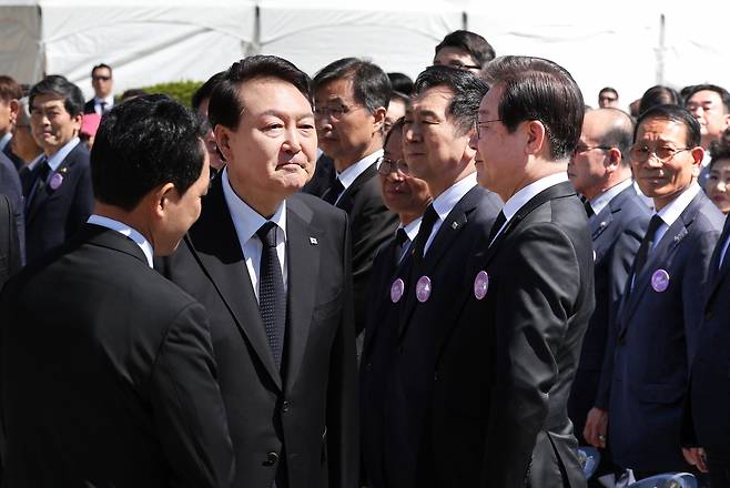 윤석열 대통령이 지난 4월 19일 서울 강북구 수유동 국립4·19민주묘지에서 열린 제63주년 4·19혁명 기념식에서 이재명 더불어민주당 대표와 인사한 뒤 자리로 향하고 있다. [연합]