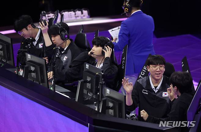 [항저우=뉴시스] 고승민 기자 = 29일 중국 항저우 E스포츠센터 FOP아레나에서 열린 2022 항저우 아시안게임 E스포츠 '리그 오브 레전드' 결승 한국 대 대만 경기, 한국 정지훈 등 선수들이 금메달을 확정짓자 기뻐하고 있다. 2023.09.29. kkssmm99@newsis.com